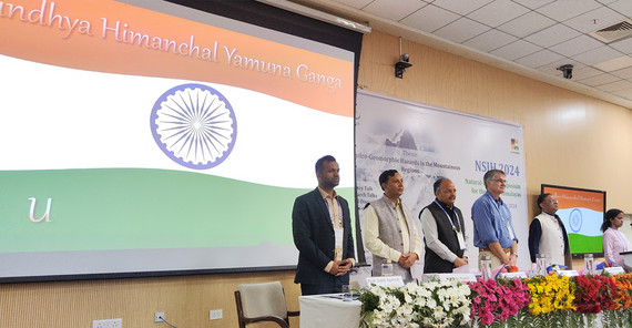 Zum Eröffnungsritual gehört das Singen der indischen Nationalhymne.