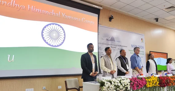 Zum Eröffnungsritual gehört das Singen der indischen Nationalhymne.