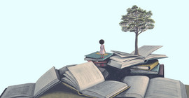 Ein Berg aus Büchern. Auf dem Gipfel steht ein Baum.