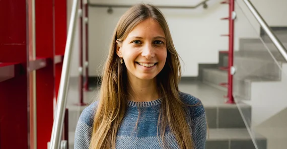 Svenja Hascher im Portrait in einem Treppenhaus.