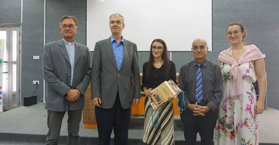 Beim Besuch der Katholischen Universität von Erbil übergeben die Potsdamer Exkursionsteilnehmenden ein Exemplar des Buches „Ferman 74“. Das Foto ist von Valentina Meyer-Oldenburg.