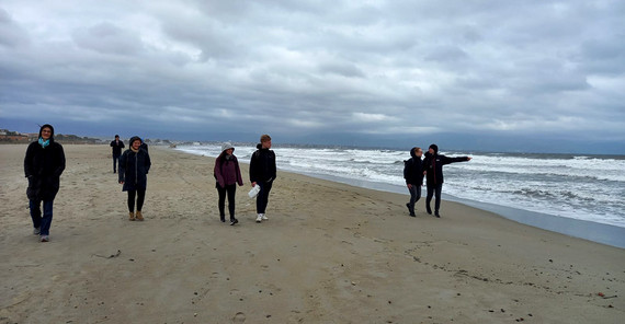 Das Bild zeigt Menschen am wolkenverhangenen Strand von Cagliari. Foto: Dr. Nina Mindt