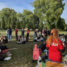 Buddykoordinatoren mit Studierenden beim Picknick