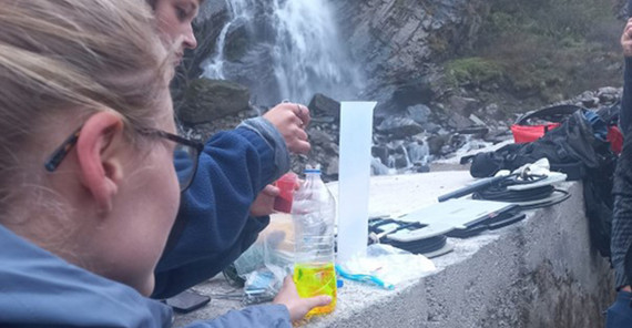 Kalibration für die Abflussmessung mithilfe eines Fluoreszenz-„tracers“.