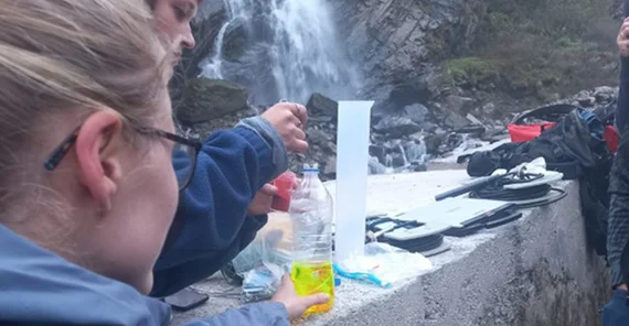 Kalibration für die Abflussmessung mithilfe eines Fluoreszenz-„tracers“.