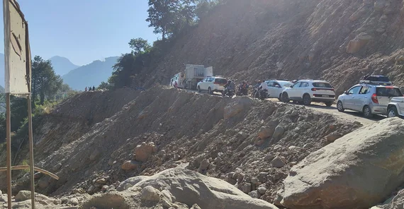 Stau an einer Fahrbahneinengung.