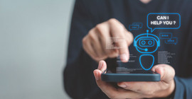 Eine Person hält ein Smartphone in der Hand und tippt darauf. Um das Smartphone herum sind Darstellung zur Symbolisierung künstlicher Intelligenz