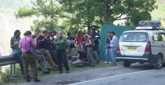 Die Straßen sind so schmal, dass für den Lunch nur eine gerade ausreichende Parkbucht am Abhang zur Verfügung steht. Foto: E. Hintersberger Die Straßen sind so schmal, dass für den Lunch nur eine gerade ausreichende Parkbucht am Abhang zur Verfügung steht. Foto: E. Hintersberger