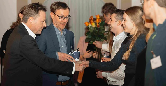 Der Präsident Prof. Oliver Günther, Ph.D. und der Kanzler Hendrik Woithe beglückwünschen die Athletinnen und Athleten zu ihren herausragenden Leistungen.