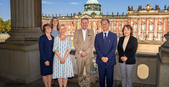 Wissenschaftsattachée Mihoko Ohashi, Botschafter Hidenao Yanagi, Uni-Präsident Prof. Oliver Günther, Ph.D., Bildungswissenschaftlerin Prof. Dr. Miriam Vock, die Referentin für Internationales, Marita Böhning und die Leiterin des International Office, Katharina Schmitt und (v.r.n.l.)