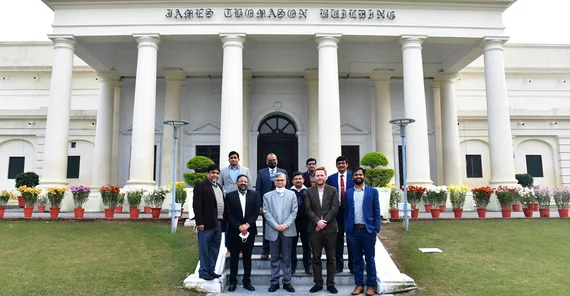 Personengruppe (u.a. Oliver Günther) vor dem Indian Institute of Technology im indischen Roorkee. Das Foto ist von Ankit Agarwal.