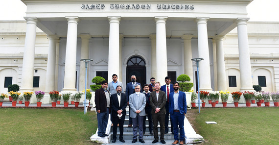 Zu Gast am Indian Institute of Technology im indischen Roorkee Personengruppe (u.a. Oliver Günther) vor dem Indian Institute of Technology im indischen Roorkee. Das Foto ist von Ankit Agarwal.