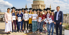 Franka Bierwagen, die Teilnehmerinnen der tasteMINT-Woche und Oliver Günther (v.l.n.r.) auf der Dachterrasse des Bildungsforums. Foto: Ernst Kaczynski.