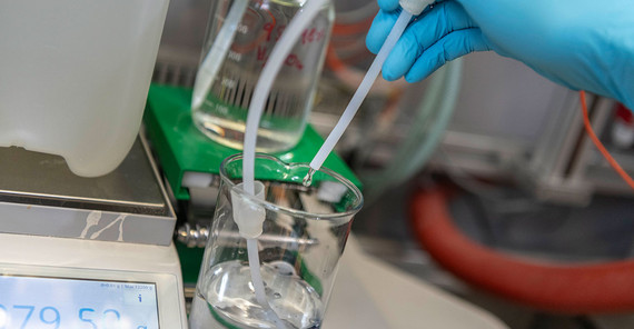 The hoses for introducing the sulfuric acid and the water glass solution into the reactor are pre-rinsed so that no residual water distorts the measurement; then they are hooked into the reactor.