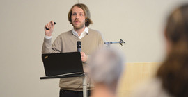 Genome surgery in discourse: Robert Ranisch at a "Wissenschaft im Dialog" event | Photo: M. Scholz/WiD