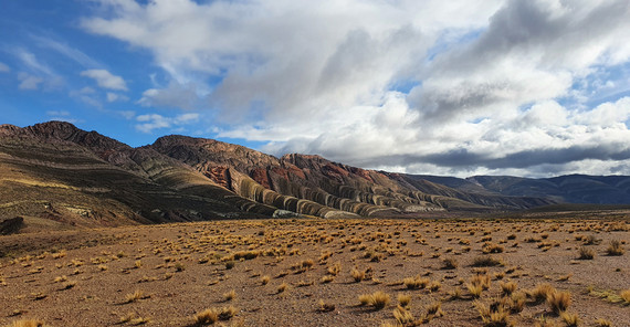 Die flat irons der Yacoraite-Formation in der oberen Quebrada de Humahuaca. Blick auf die flat irons der Yacoraite-Formation in der oberen Quebrada de Humahuaca. Das Foto ist von Bodo Bookhagen.