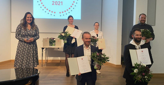 Landeslehrpreis 2021 | Foto: privat Bei der Verleihung des Landeslehrpreises 2021. Von links nach rechts sind zu sehen: Ministerin Dr. Manja Schüle, Pia Buskies-Utesch, Johannes Fähmel, Jessica Rehse, Florian Nowotny, Dr. Sebastian Möring. Foto: MWFK.