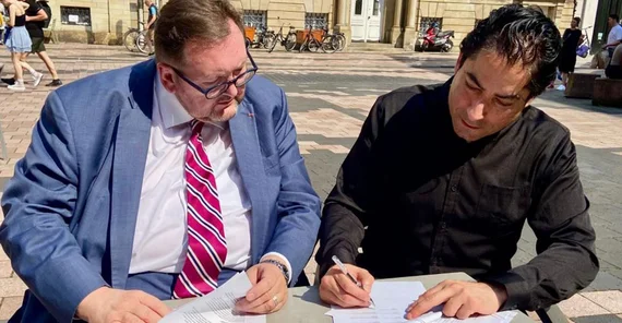 Professor Dr. Mouhanad Khorchide und Rabbiner Professor Dr. Walter Homolka unterschreiben Kooperation