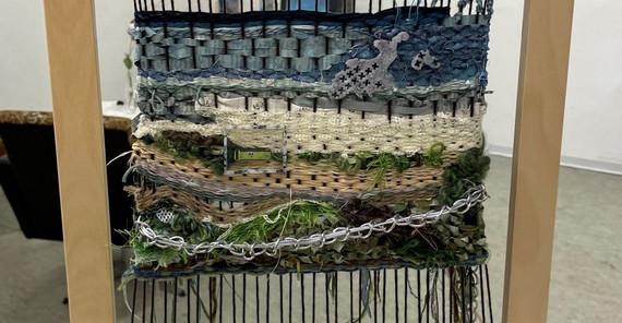 „Fossile Fäden für die Baggernarben“ von Sena Aydinli