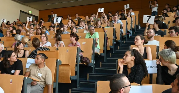 Hörsaal mit Zuhörerschaft