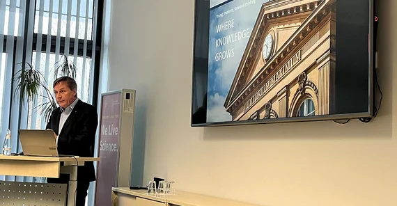 Prof. Oliver Günther vortragend.