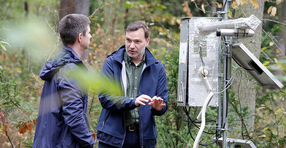 Matthias Zimmermann (links) und Prof. Sascha Oswald (rechts) an der Neutronensonde im Park Sanssouci | Foto: Sandra Scholz Matthias Zimmermann (links) und Prof. Sascha Oswald (rechts) an der Neutronensonde im Park Sanssouci | Foto: Sandra Scholz