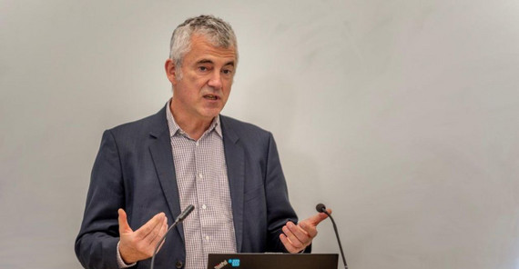 Maschinenhaus-Transferprojekt abgeschlossen Uwe Krüger vom HIS Institut für Hochschulentwicklung stellt die Ergebnisse der Zusammenarbeit mit dem VDMA und der Universität Potsdam vor. Das Foto ist von Tobias Hopfgarten