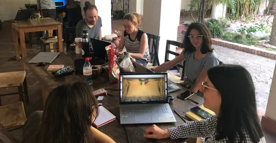 Das Bild zeigt die Studierenden bei der Auswertung der Fernerkundungsdaten im Hotel. Das Foto ist von Manfred Strecker.