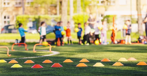 Hindernissparkour auf einem Spielplatz. Im Hintergrund sind Kinder zu sehen.