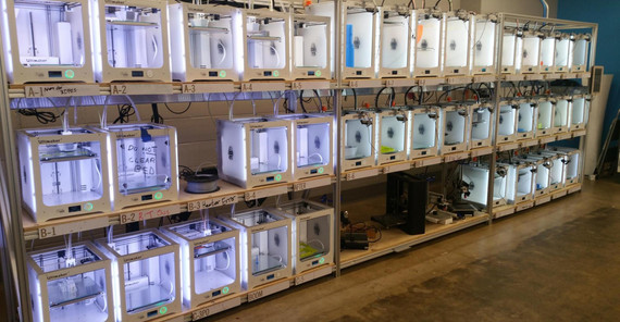 Eine Farm mit 40 3-D-Druckern für Studierendenprojekte. Foto: U. Lucke.