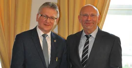 Apl. Prof. Dr. Frank Tosch (re.) erhält vom Direktor des Instituts für Pädagogik Prof. Dr. Edward Nycz den Ehrenbrief des Rektors der Universität Opole. Foto: Pawel Ciesla, Universität Opole.