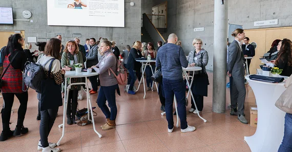 Menschen bei einer Tagung auf dem Campus Griebnitzsee
