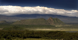Landschaft in Kenia mit einem Berg.