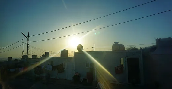 Das Foto zeigt das Geflüchteten-Camp Qadir bei untergehender Sonne. Das Foto ist von Valentina Meyer-Oldenburg.