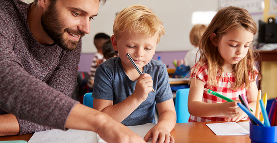 Studierende können ab sofort als Lehr-Lernassistenzen an brandenburgischen Schulen unterstützen. | Foto: AdobeStock/Monkey Business