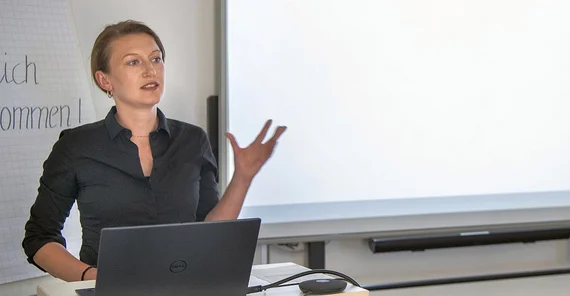 Inga Gebel während einer Vortragssituation