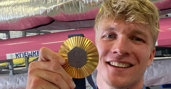 Jacob Schopf hält seine Medaille in der Hand.