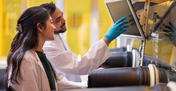 Manasi Pranav (l.) und Atul Shukla messen Spannungen und Ströme der Solarzelle. Manasi Pranav (l.) und Atul Shukla messen Spannungen und Ströme der Solarzelle.