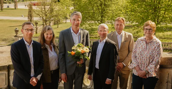 Nach seiner Wahl steht Dr. Peter Kostädt inmitten des Präsidiums auf der Freitreppe am Neuen Palais