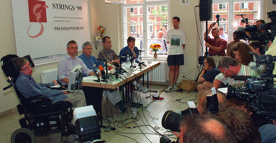 Stephen Hawking (l.), 1999 | Foto: Karla Fritze