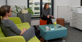Prof. Dr. Katja Hanack (M.) und Anja Hönow (l.) im Interview