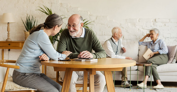 Professor for Romance Linguistics Annette Gerstenberg analyzes language in old age. | Photo: AdobeStock/Comeback Images Two persons on a table talk to each other | Photo: AdobeStock/Comeback Images