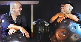 Zwei Musiker vor IHren Instrumenten.