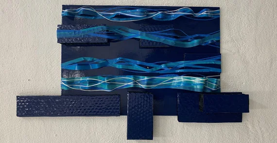 Lebenswellen als Tape Art-Skulptur. Das Foto ist von Antje Horn-Conrad