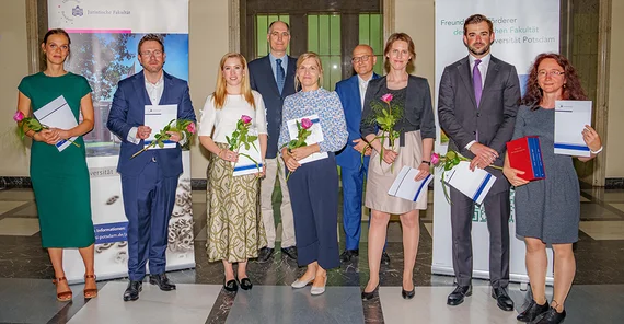 Gruppe von Menschen mit Urkunden