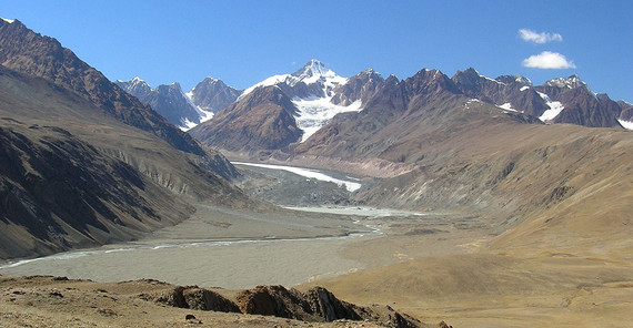 Ein mit Sediment bedeckter Gletscher im Nordwesthimalaya. Ein mit Sediment bedeckter Gletscher im Nordwesthimalaya in einer Region, in der viel Sediment produziert und in den Flüssen abtransportiert wird.