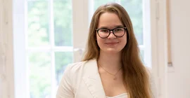 Anastasiia Alekseeva vor einem Fenster