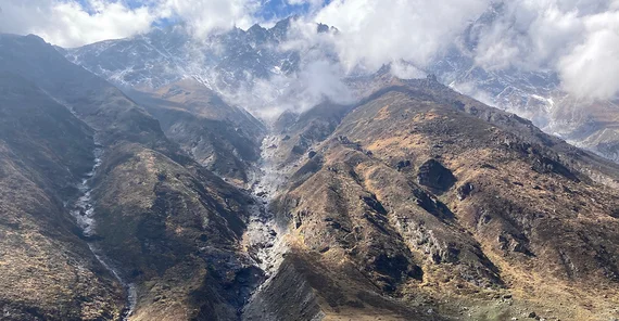 Blick auf die Grundmoränenlandschaft und die Schliffgrenzen des Satopanth- und des Bhagirath-Kharak-Gletschers