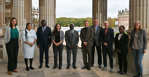 Die Delegation der Botschaft von Ghana in Deutschland mit Vertreterinnen und Vertretern der Universität Potsdam am Neuen Palais posierend für ein Gruppenfoto.