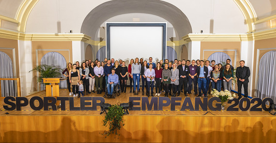 Die geehrten Sportlerinnen und Sportler auf dem Sportlerempfang 2020 mit dem Uni-Präsident Prof. Oliver Günther, Ph.D. (r.). Foto: Kevin Ryl. Die geehrten Sportlerinnen und Sportler auf dem Sportlerempfang 2020 mit dem Uni-Präsident Prof. Oliver Günther, Ph.D. (r.). Foto: Kevin Ryl.